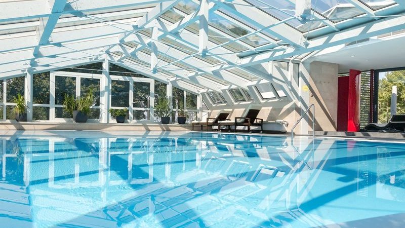 Pool des Hotel Schwedi. Der Pool befindet sich Indoor und ist lichtdurchflutet. Es gibt Glaswände und ein Glasdach