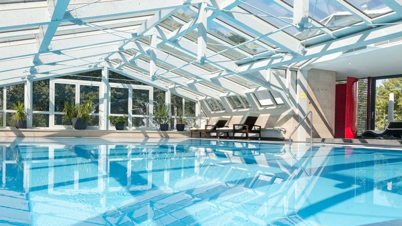 Pool des Hotel Schwedi. Der Pool befindet sich Indoor und ist lichtdurchflutet. Es gibt Glaswände und ein Glasdach