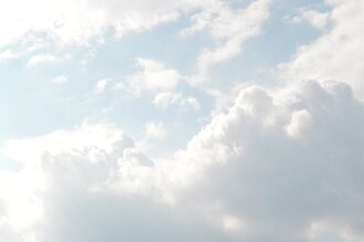 Weiß-blauer Himmel mit leuchtenden Wolkenformationen über dem Hotel Schwedi – ruhige, lichtdurchflutete Stimmung für Momente der Entschleunigung.