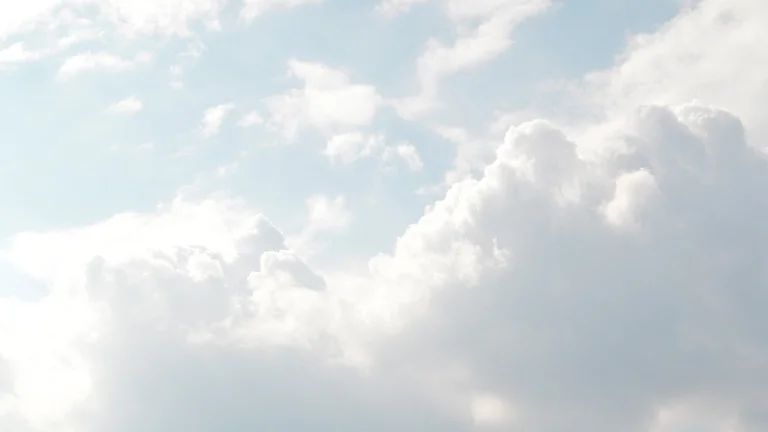 Weiß-blauer Himmel mit leuchtenden Wolkenformationen über dem Hotel Schwedi – ruhige, lichtdurchflutete Stimmung für Momente der Entschleunigung.