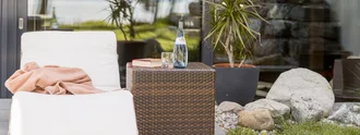 Liegefläche im Außenbereich des Hotel Schwedi mit Relaxliege, Handtuch, Getränk und Blick auf den Bodensee – Rückzugsort zum Entspannen in stilvollem Ambiente.