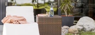 Liegefläche im Außenbereich des Hotel Schwedi mit Relaxliege, Handtuch, Getränk und Blick auf den Bodensee – Rückzugsort zum Entspannen in stilvollem Ambiente.