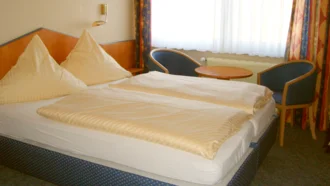Gemütliches Doppelzimmer im Hotel Schwedi mit Sitzbereich und Tageslicht – komfortabel wohnen am Bodensee.