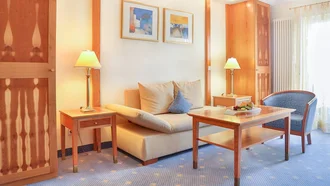 Lichtdurchfluteter Wohnbereich im Hotel Schwedi mit Sofa, Tischgruppe und stilvoller Holzeinrichtung – entspannen in gemütlicher Atmosphäre am Bodensee.