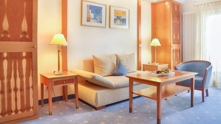 Lichtdurchfluteter Wohnbereich im Hotel Schwedi mit Sofa, Tischgruppe und stilvoller Holzeinrichtung – entspannen in gemütlicher Atmosphäre am Bodensee.