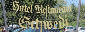 Eingangsbereich mit Perlvorhang und goldener Schrift „Hotel Restaurant Schwedi“ – traditioneller Empfang für Gäste des Hauses.