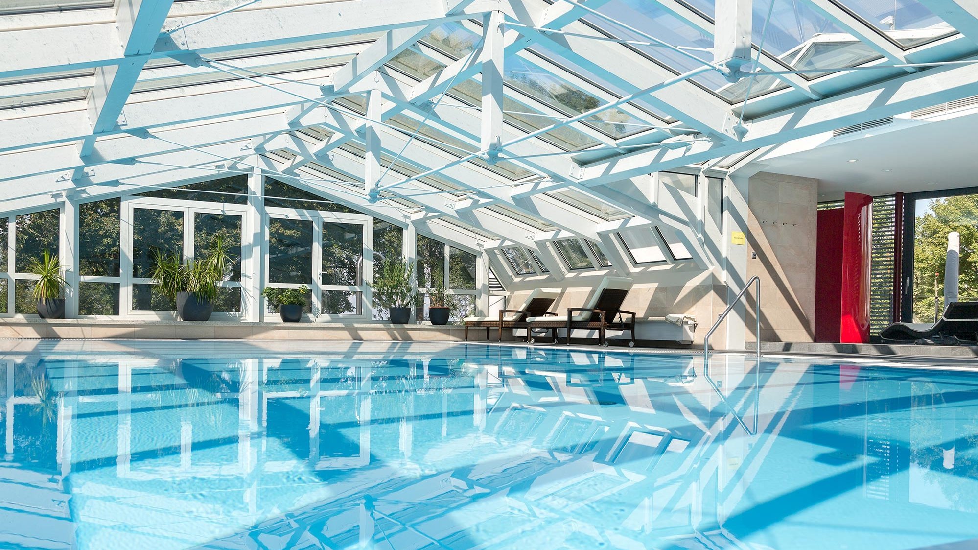 Pool des Hotel Schwedi. Der Pool befindet sich Indoor und ist lichtdurchflutet. Es gibt Glaswände und ein Glasdach