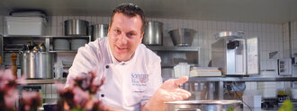 Küchenchef des Hotel Schwedi bei der Arbeit in der Profiküche – frische Zutaten, Leidenschaft und kulinarische Kreativität für höchste Genussmomente.
