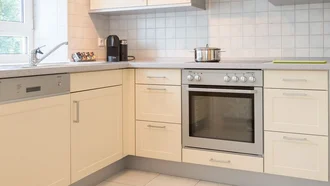 Großzügige Einbauküche in einer Ferienwohnung des Hotel Schwedi mit Cerankochfeld, Backofen, Spüle und viel Stauraum – ideal für Selbstversorger.