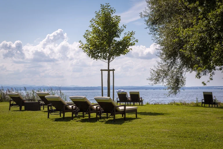 Wiese am Bodensee mit Sonnen-Lige-Stühle