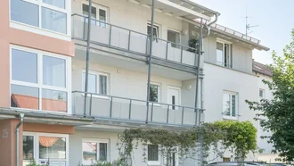 Modernes Gästehaus mit Ferienwohnungen beim Hotel Schwedi – gepflegte Fassade mit Balkonen, großen Fenstern und begrüntem Eingangsbereich.