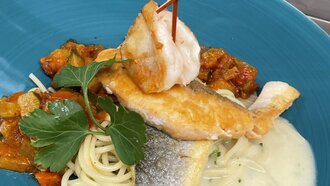 Teller mit Fischspeisen